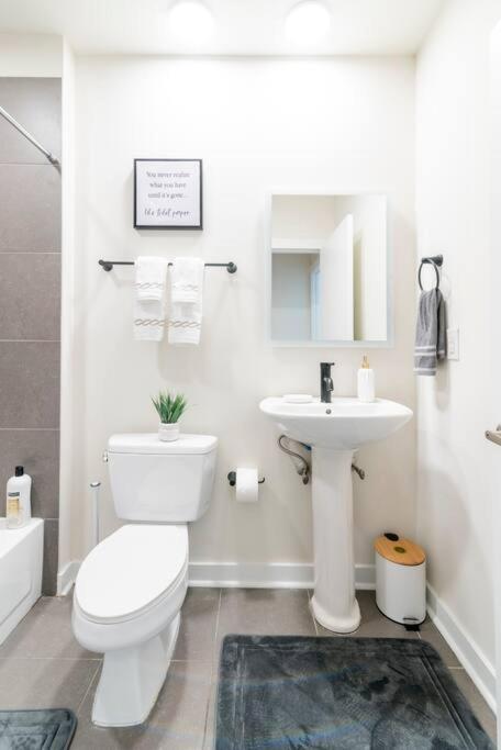 Charming Cozy Apartment With Wi-Fi & Free Parking シャーロット エクステリア 写真