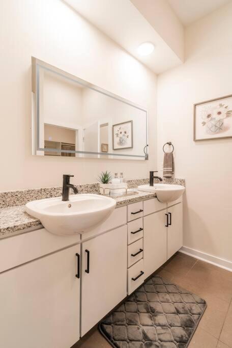 Charming Cozy Apartment With Wi-Fi & Free Parking シャーロット エクステリア 写真