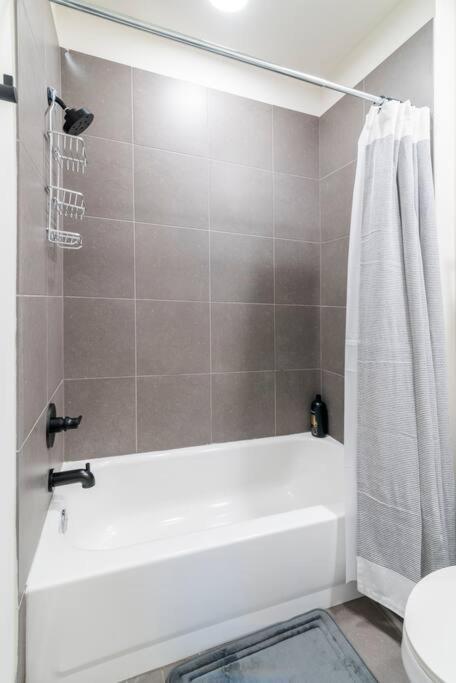 Charming Cozy Apartment With Wi-Fi & Free Parking シャーロット エクステリア 写真